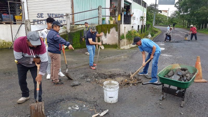 Manos a la obra | Crisóforo Hernández Mena realiza bacheo en carretera principal a Tlatlaya.
